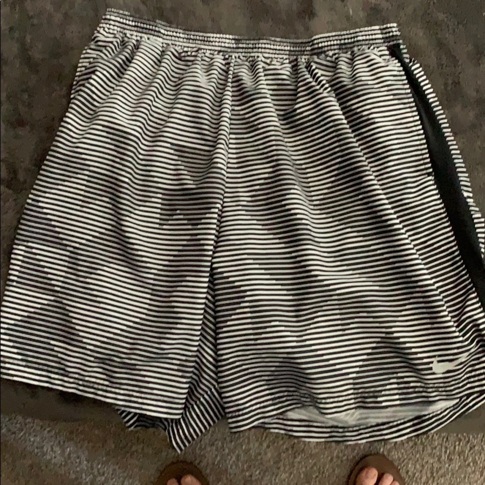 Nike men’s tennis shorts w liner large